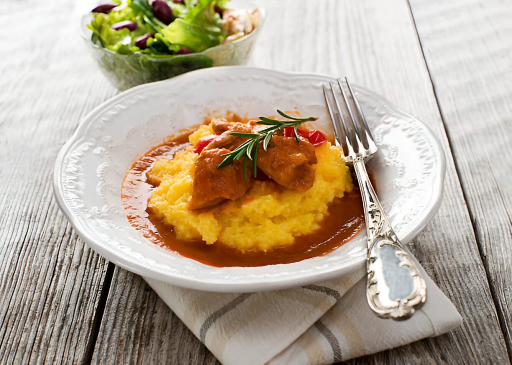 Frango Com Polenta: Como Fazer Essa Receita de Uma Maneira Simples