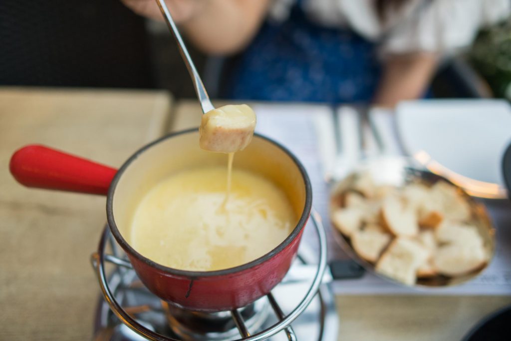 Fondue de Queijo Caseiro: Perfeito Para os Dias Frios