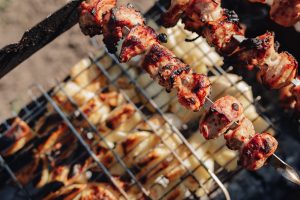 3 Ideias de Espetinhos Para Surpreender no Churrasco